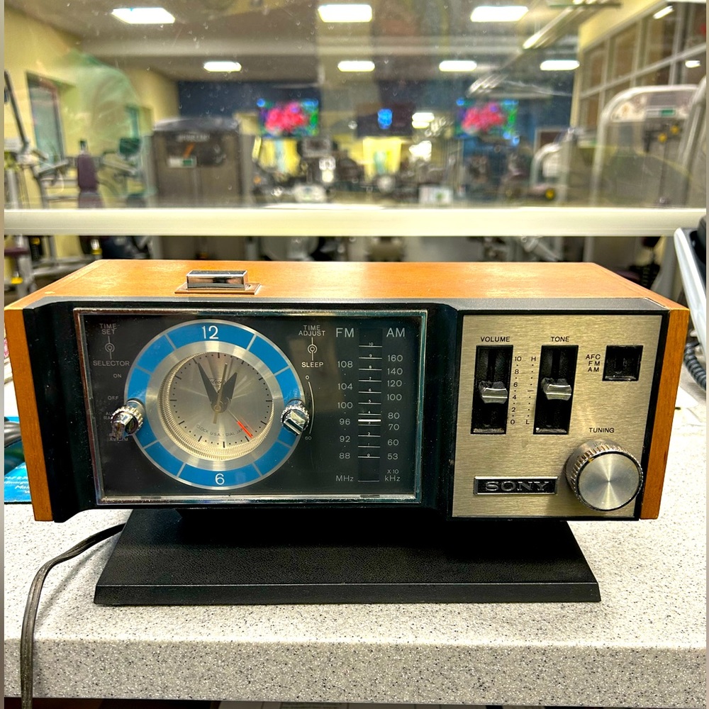 RARE VINTAGE SONY made in Japan, clock radio and AM/FM radio. Missing one knob.